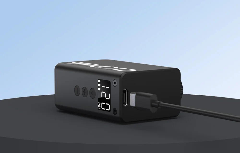 Czarna pompka akumulatorowa Cycplus z podłączonym nowoczesnym kablem USB-C do portu ładowania.